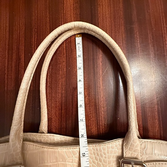 LIZ CLAIBORNE Cream Croc Embossed Faux Leather Top Handle Bag East-West - Picture 7 of 16